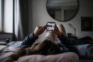 Psychologen warnen vor Vergleichsmüdigkeit: So verändert endloses Scrollen unbemerkt das Selbstbild