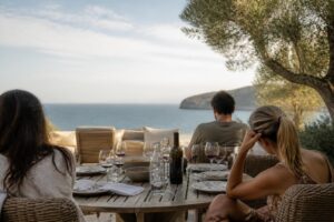 Warum alte Freundschaften im gemeinsamen Sommerurlaub plötzlich auf eine harte Probe gestellt werden